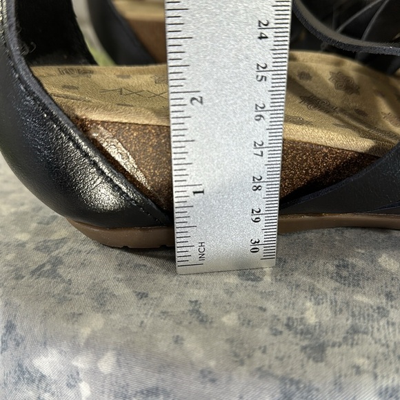 AXXIOM Naomi Black Gladiator Strappy Low Wedge Comfort Sandals WMS 9M🌞EUC🌞 - Picture 9 of 11